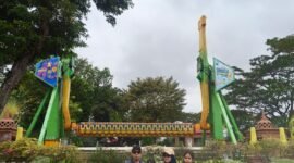 Foto: Keceriaan keluarga saat berlibur di kawasan Dunia Fantasi (Dufan), Ancol, Jakarta, Senin (4/5/2026).