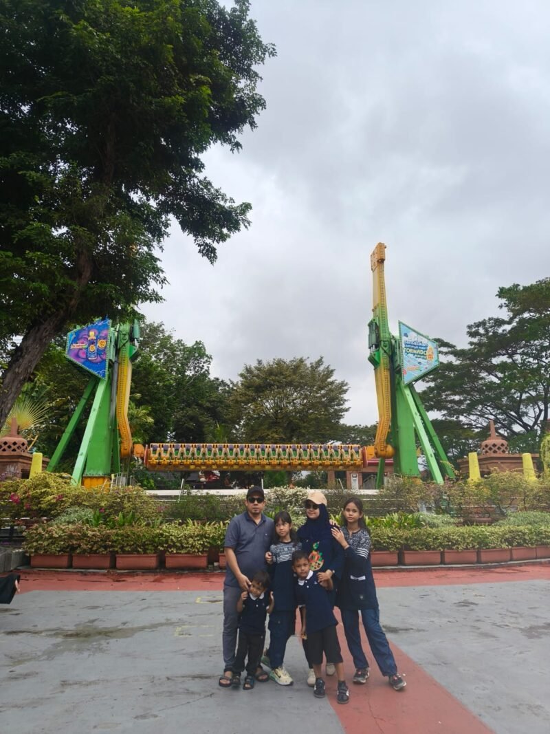 Foto: Keceriaan keluarga saat berlibur di kawasan Dunia Fantasi (Dufan), Ancol, Jakarta, Senin (4/5/2026).