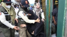 Pemerintah Kota Administrasi Jakarta Pusat bersama PAM Jaya melakukan penertiban terhadap 15 rumah dinas milik PAM Jaya di Jalan Penjernihan II Nomor 1A hingga 15A, Kelurahan Bendungan Hilir, Kecamatan Tanah Abang, Rabu (6/5/2026). Penertiban dipimpin langsung Wakil Wali Kota Jakarta Pusat, Eric Phahlevi Z.