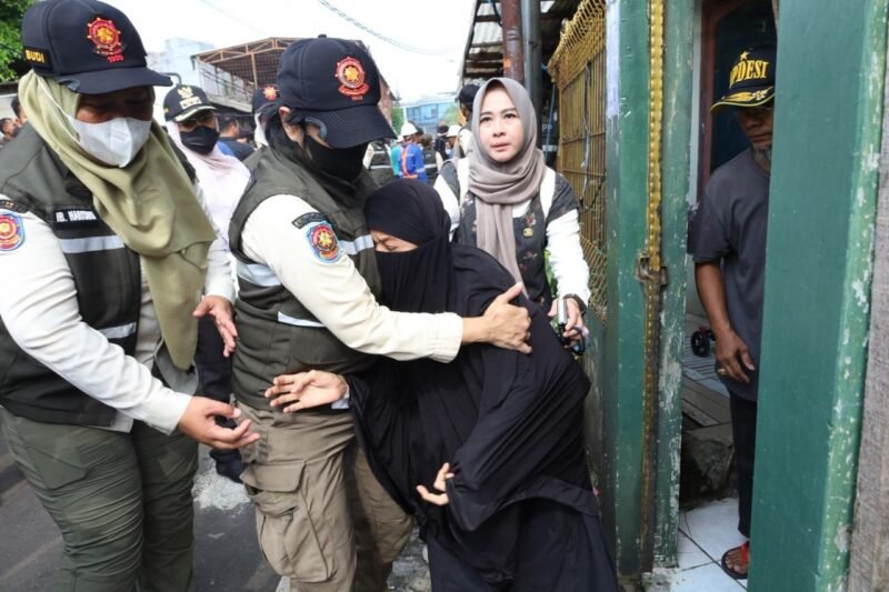 Pemerintah Kota Administrasi Jakarta Pusat bersama PAM Jaya melakukan penertiban terhadap 15 rumah dinas milik PAM Jaya di Jalan Penjernihan II Nomor 1A hingga 15A, Kelurahan Bendungan Hilir, Kecamatan Tanah Abang, Rabu (6/5/2026). Penertiban dipimpin langsung Wakil Wali Kota Jakarta Pusat, Eric Phahlevi Z.