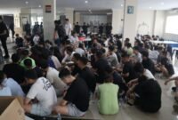 Direktorat Jenderal Imigrasi menangkap 210 warga negara asing (WNA) yang diduga terlibat aktivitas penipuan investasi daring atau scam trading di Kota Batam, Kepulauan Riau, Jumat (8/5).