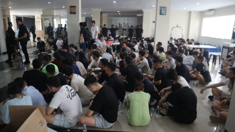 Direktorat Jenderal Imigrasi menangkap 210 warga negara asing (WNA) yang diduga terlibat aktivitas penipuan investasi daring atau scam trading di Kota Batam, Kepulauan Riau, Jumat (8/5).