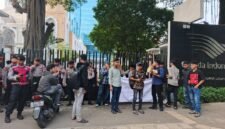 Foto: Mahasiswa yang tergabung dalam Gerakan Mahasiswa Hukum Indonesia (GMHI) menggelar aksi unjuk rasa di depan kantor pusat PT Garuda Indonesia, Jakarta, Senin (11/5/2026).
