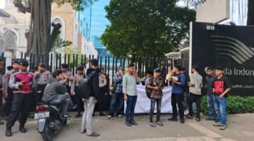 Foto: Mahasiswa yang tergabung dalam Gerakan Mahasiswa Hukum Indonesia (GMHI) menggelar aksi unjuk rasa di depan kantor pusat PT Garuda Indonesia, Jakarta, Senin (11/5/2026).