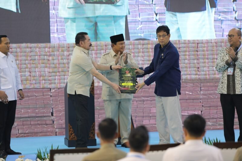 penyerahan denda administratif dan penyelamatan keuangan negara tahap VII oleh Satuan Tugas Penertiban Kawasan Hutan (Satgas PKH) di Kejaksaan Agung Republik Indonesia, Rabu (13/5).