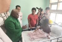 Natalius Pigai meninjau langsung kondisi siswa korban dugaan keracunan massal Program Makan Bergizi Gratis (MBG) di RSIA IBI Surabaya, Rabu (13/5).
