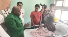 Natalius Pigai meninjau langsung kondisi siswa korban dugaan keracunan massal Program Makan Bergizi Gratis (MBG) di RSIA IBI Surabaya, Rabu (13/5).