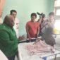 Natalius Pigai meninjau langsung kondisi siswa korban dugaan keracunan massal Program Makan Bergizi Gratis (MBG) di RSIA IBI Surabaya, Rabu (13/5).