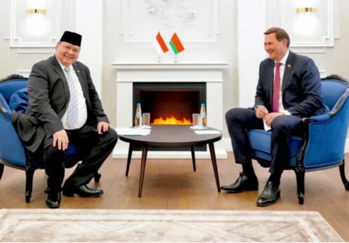 Menteri Koordinator Bidang Perekonomian RI Airlangga Hartarto menggelar pertemuan bilateral dengan Menteri Luar Negeri Belarus Maxim Ryzhenkov di Minsk, Minggu (17/6).