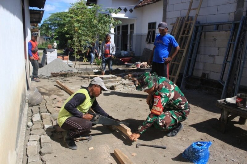 Foto: Babinsa Desa Tanjungsari, Serma Danny, anggota Koramil Tipe B 0807/02 Boyolangu
