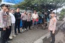 Foto: Kapolsek Tambora AKP Wahyu Hidayat memberikan arahan kepada personel pengamanan saat melakukan pengecekan kesiapan pengamanan lintasan unjuk rasa dalam rangka peringatan Hari Kebangkitan Nasional di kawasan depan Mall Seasons City, Tambora, Jakarta Barat, Rabu (20/5/2026).