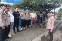 Foto: Kapolsek Tambora AKP Wahyu Hidayat memberikan arahan kepada personel pengamanan saat melakukan pengecekan kesiapan pengamanan lintasan unjuk rasa dalam rangka peringatan Hari Kebangkitan Nasional di kawasan depan Mall Seasons City, Tambora, Jakarta Barat, Rabu (20/5/2026).