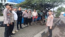 Foto: Kapolsek Tambora AKP Wahyu Hidayat memberikan arahan kepada personel pengamanan saat melakukan pengecekan kesiapan pengamanan lintasan unjuk rasa dalam rangka peringatan Hari Kebangkitan Nasional di kawasan depan Mall Seasons City, Tambora, Jakarta Barat, Rabu (20/5/2026).