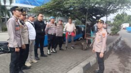 Foto: Kapolsek Tambora AKP Wahyu Hidayat memberikan arahan kepada personel pengamanan saat melakukan pengecekan kesiapan pengamanan lintasan unjuk rasa dalam rangka peringatan Hari Kebangkitan Nasional di kawasan depan Mall Seasons City, Tambora, Jakarta Barat, Rabu (20/5/2026).