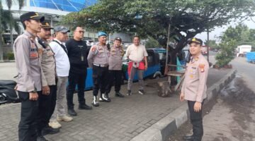 Foto: Kapolsek Tambora AKP Wahyu Hidayat memberikan arahan kepada personel pengamanan saat melakukan pengecekan kesiapan pengamanan lintasan unjuk rasa dalam rangka peringatan Hari Kebangkitan Nasional di kawasan depan Mall Seasons City, Tambora, Jakarta Barat, Rabu (20/5/2026).