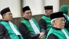 Foto: Sejumlah hakim tinggi dan pejabat peradilan agama mengenakan toga hijau khas peradilan agama saat menghadiri prosesi pelantikan dan pengambilan sumpah jabatan di lingkungan Pengadilan Tinggi Agama (PTA) Jakarta, Rabu (20/5/2026).