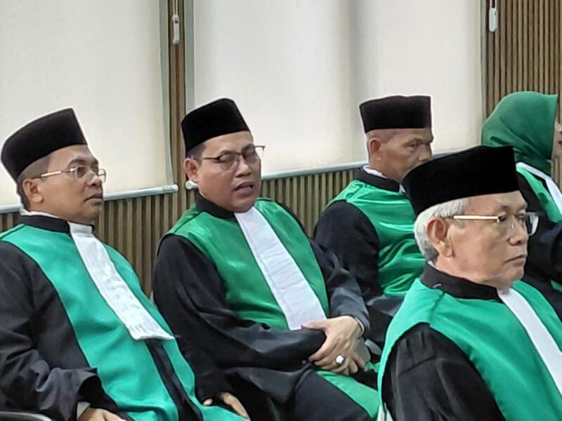 Foto: Sejumlah hakim tinggi dan pejabat peradilan agama mengenakan toga hijau khas peradilan agama saat menghadiri prosesi pelantikan dan pengambilan sumpah jabatan di lingkungan Pengadilan Tinggi Agama (PTA) Jakarta, Rabu (20/5/2026).