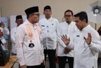 Foto: Wali Kota Jakarta Pusat, Arifin (kiri), berbincang dengan pihak sekolah saat meninjau pelaksanaan program sekolah swasta gratis di Sekolah YP IPPI, Petojo Utara, Gambir, Jakarta Pusat.