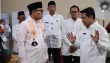 Foto: Wali Kota Jakarta Pusat, Arifin (kiri), berbincang dengan pihak sekolah saat meninjau pelaksanaan program sekolah swasta gratis di Sekolah YP IPPI, Petojo Utara, Gambir, Jakarta Pusat.