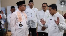 Foto: Wali Kota Jakarta Pusat, Arifin (kiri), berbincang dengan pihak sekolah saat meninjau pelaksanaan program sekolah swasta gratis di Sekolah YP IPPI, Petojo Utara, Gambir, Jakarta Pusat.