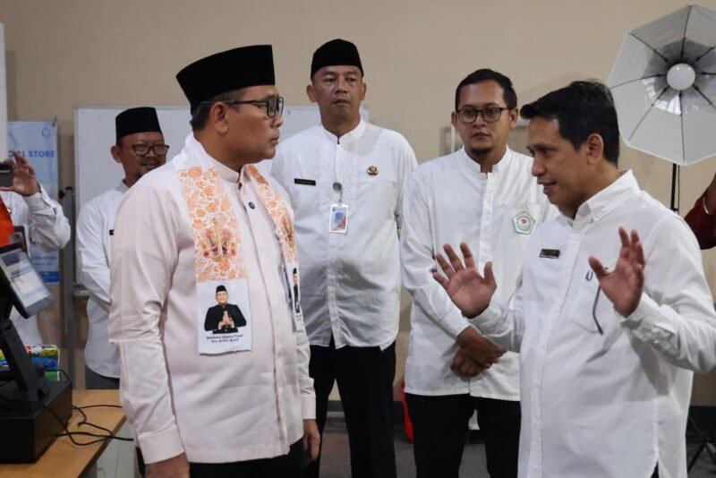 Foto: Wali Kota Jakarta Pusat, Arifin (kiri), berbincang dengan pihak sekolah saat meninjau pelaksanaan program sekolah swasta gratis di Sekolah YP IPPI, Petojo Utara, Gambir, Jakarta Pusat.