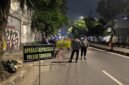 Foto: Petugas Polsek Tambora melakukan pemeriksaan terhadap pengendara sepeda motor saat Operasi Cipta Kondusif di kawasan Jl. Gedong Panjang, Tambora, Jakarta Barat. Dalam kegiatan tersebut, polisi mengamankan 11 orang beserta barang bukti berupa senjata tajam, obat terlarang, dan minuman keras guna menjaga situasi kamtibmas tetap aman dan kondusif.