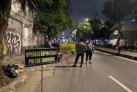 Foto: Petugas Polsek Tambora melakukan pemeriksaan terhadap pengendara sepeda motor saat Operasi Cipta Kondusif di kawasan Jl. Gedong Panjang, Tambora, Jakarta Barat. Dalam kegiatan tersebut, polisi mengamankan 11 orang beserta barang bukti berupa senjata tajam, obat terlarang, dan minuman keras guna menjaga situasi kamtibmas tetap aman dan kondusif.