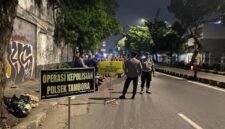 Foto: Petugas Polsek Tambora melakukan pemeriksaan terhadap pengendara sepeda motor saat Operasi Cipta Kondusif di kawasan Jl. Gedong Panjang, Tambora, Jakarta Barat. Dalam kegiatan tersebut, polisi mengamankan 11 orang beserta barang bukti berupa senjata tajam, obat terlarang, dan minuman keras guna menjaga situasi kamtibmas tetap aman dan kondusif.