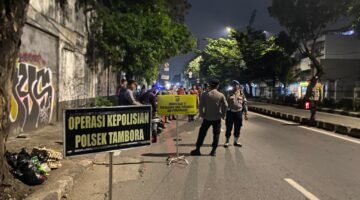 Foto: Petugas Polsek Tambora melakukan pemeriksaan terhadap pengendara sepeda motor saat Operasi Cipta Kondusif di kawasan Jl. Gedong Panjang, Tambora, Jakarta Barat. Dalam kegiatan tersebut, polisi mengamankan 11 orang beserta barang bukti berupa senjata tajam, obat terlarang, dan minuman keras guna menjaga situasi kamtibmas tetap aman dan kondusif.