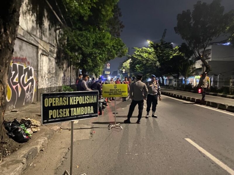 Foto: Petugas Polsek Tambora melakukan pemeriksaan terhadap pengendara sepeda motor saat Operasi Cipta Kondusif di kawasan Jl. Gedong Panjang, Tambora, Jakarta Barat. Dalam kegiatan tersebut, polisi mengamankan 11 orang beserta barang bukti berupa senjata tajam, obat terlarang, dan minuman keras guna menjaga situasi kamtibmas tetap aman dan kondusif.