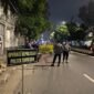 Foto: Petugas Polsek Tambora melakukan pemeriksaan terhadap pengendara sepeda motor saat Operasi Cipta Kondusif di kawasan Jl. Gedong Panjang, Tambora, Jakarta Barat. Dalam kegiatan tersebut, polisi mengamankan 11 orang beserta barang bukti berupa senjata tajam, obat terlarang, dan minuman keras guna menjaga situasi kamtibmas tetap aman dan kondusif.