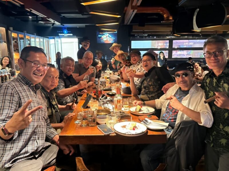 Foto: Suasana kebersamaan komunitas pecinta cerutu dan penikmat lifestyle saat berkumpul dalam agenda cigar gathering di Jakarta. Momen keakraban ini mencerminkan antusiasme komunitas dalam menyambut gelaran Cigarnesia 2026