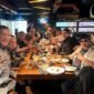 Foto: Suasana kebersamaan komunitas pecinta cerutu dan penikmat lifestyle saat berkumpul dalam agenda cigar gathering di Jakarta. Momen keakraban ini mencerminkan antusiasme komunitas dalam menyambut gelaran Cigarnesia 2026