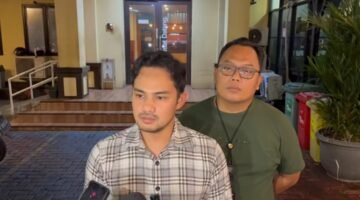 Foto: Kanit Reskrim Polsek Tambora AKP Sudrajat Djumantara memberikan keterangan kepada awak media terkait pengungkapan kasus pencurian dua unit handphone di wilayah Tanah Sereal, Tambora, Jakarta Barat