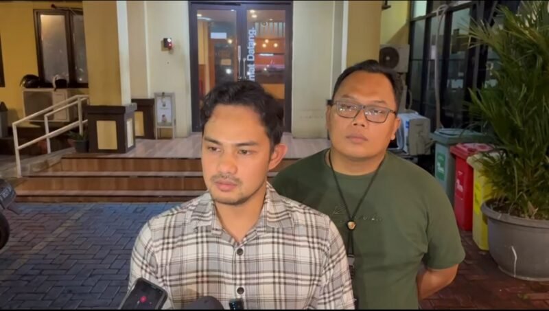 Foto: Kanit Reskrim Polsek Tambora AKP Sudrajat Djumantara memberikan keterangan kepada awak media terkait pengungkapan kasus pencurian dua unit handphone di wilayah Tanah Sereal, Tambora, Jakarta Barat