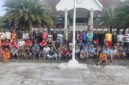 Foto: Ratusan warga bersama pengurus RT/RW 14, PPSU, Satpol PP, FKDM, dan unsur Kelurahan Duri Kosambi berfoto bersama usai kegiatan kerja bakti massal di kawasan Masjid Hasyim Asy’ari Pesakih, Cengkareng, Jakarta Barat, Minggu (24/5/2026).