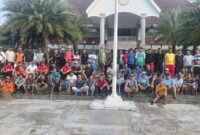 Foto: Ratusan warga bersama pengurus RT/RW 14, PPSU, Satpol PP, FKDM, dan unsur Kelurahan Duri Kosambi berfoto bersama usai kegiatan kerja bakti massal di kawasan Masjid Hasyim Asy’ari Pesakih, Cengkareng, Jakarta Barat, Minggu (24/5/2026).