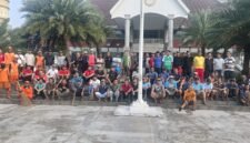 Foto: Ratusan warga bersama pengurus RT/RW 14, PPSU, Satpol PP, FKDM, dan unsur Kelurahan Duri Kosambi berfoto bersama usai kegiatan kerja bakti massal di kawasan Masjid Hasyim Asy’ari Pesakih, Cengkareng, Jakarta Barat, Minggu (24/5/2026).