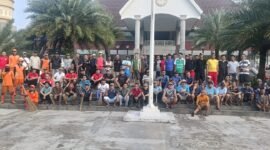 Foto: Ratusan warga bersama pengurus RT/RW 14, PPSU, Satpol PP, FKDM, dan unsur Kelurahan Duri Kosambi berfoto bersama usai kegiatan kerja bakti massal di kawasan Masjid Hasyim Asy’ari Pesakih, Cengkareng, Jakarta Barat, Minggu (24/5/2026).