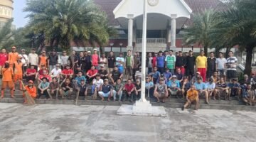 Foto: Ratusan warga bersama pengurus RT/RW 14, PPSU, Satpol PP, FKDM, dan unsur Kelurahan Duri Kosambi berfoto bersama usai kegiatan kerja bakti massal di kawasan Masjid Hasyim Asy’ari Pesakih, Cengkareng, Jakarta Barat, Minggu (24/5/2026).