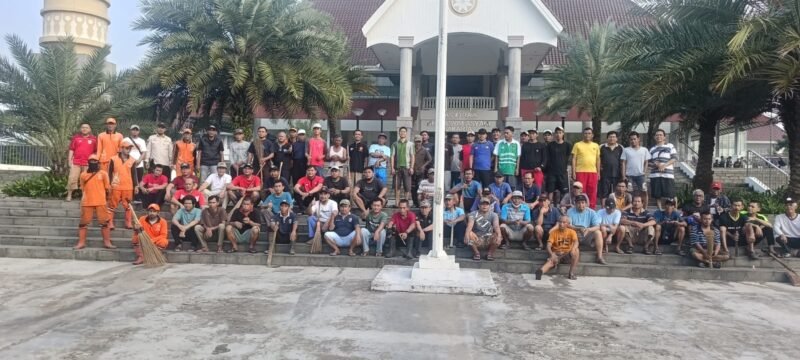 Foto: Ratusan warga bersama pengurus RT/RW 14, PPSU, Satpol PP, FKDM, dan unsur Kelurahan Duri Kosambi berfoto bersama usai kegiatan kerja bakti massal di kawasan Masjid Hasyim Asy’ari Pesakih, Cengkareng, Jakarta Barat, Minggu (24/5/2026).