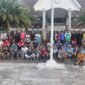 Foto: Ratusan warga bersama pengurus RT/RW 14, PPSU, Satpol PP, FKDM, dan unsur Kelurahan Duri Kosambi berfoto bersama usai kegiatan kerja bakti massal di kawasan Masjid Hasyim Asy’ari Pesakih, Cengkareng, Jakarta Barat, Minggu (24/5/2026).