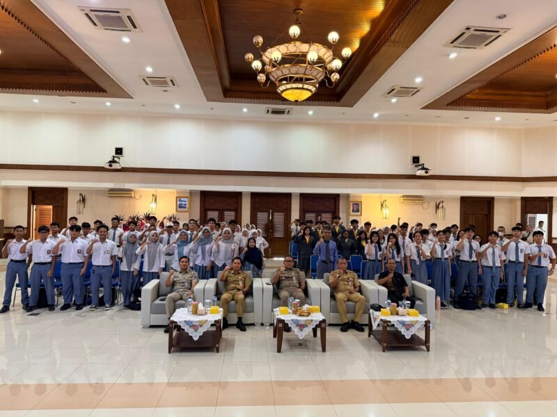 Foto: Wali Kota Jakarta Pusat, Arifin bersama jajaran pemerintah dan pelajar berfoto usai kegiatan sosialisasi wawasan kebangsaan dan pencegahan paham radikalisme serta terorisme di lingkungan sekolah.