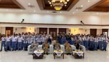 Foto: Wali Kota Jakarta Pusat, Arifin bersama jajaran pemerintah dan pelajar berfoto usai kegiatan sosialisasi wawasan kebangsaan dan pencegahan paham radikalisme serta terorisme di lingkungan sekolah. Kegiatan ini bertujuan memperkuat pemahaman generasi muda terhadap nilai Pancasila, Bhinneka Tunggal Ika, serta menjaga persatuan dan keutuhan bangsa.
