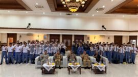 Foto: Wali Kota Jakarta Pusat, Arifin bersama jajaran pemerintah dan pelajar berfoto usai kegiatan sosialisasi wawasan kebangsaan dan pencegahan paham radikalisme serta terorisme di lingkungan sekolah. Kegiatan ini bertujuan memperkuat pemahaman generasi muda terhadap nilai Pancasila, Bhinneka Tunggal Ika, serta menjaga persatuan dan keutuhan bangsa.