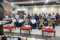Foto: Bersama peserta dan penguji usai pembukaan Uji Kompetensi Wartawan (UKW) Angkatan ke-65 yang digelar PWI DKI Jaya di Gedung Serbaguna Besar Kantor Wali Kota Jakarta Pusat, Jalan Tanah Abang I, Gambir, Senin (25/5/2026).