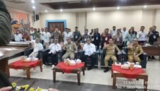 Foto: Bersama peserta dan penguji usai pembukaan Uji Kompetensi Wartawan (UKW) Angkatan ke-65 yang digelar PWI DKI Jaya di Gedung Serbaguna Besar Kantor Wali Kota Jakarta Pusat, Jalan Tanah Abang I, Gambir, Senin (25/5/2026).