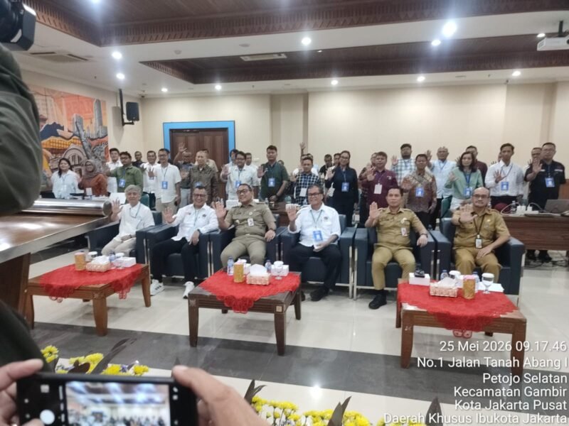 Foto: Bersama peserta dan penguji usai pembukaan Uji Kompetensi Wartawan (UKW) Angkatan ke-65 yang digelar PWI DKI Jaya di Gedung Serbaguna Besar Kantor Wali Kota Jakarta Pusat, Jalan Tanah Abang I, Gambir, Senin (25/5/2026).