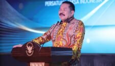 Jaksa Agung RI ST Burhanuddin menerima penghargaan khusus Special Award Lifetime Achievement dalam Malam Anugerah Komisi Kejaksaan Republik Indonesia Tahun 2026 yang digelar di Badan Pendidikan dan Pelatihan Kejaksaan RI, Jakarta Selatan, Selasa (26/5).
