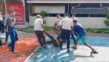 Aksi unjuk rasa yang berujung ricuh terjadi di Lapas Narkotika Sungguminasa, Kabupaten Gowa, Sulawesi Selatan, Senin (26/5). Sekelompok massa yang mengatasnamakan Aliansi Masyarakat Pemerhati Hukum (AMPH) diduga melakukan pengrusakan terhadap sejumlah fasilitas lapas.